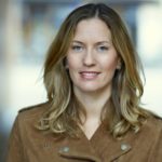Helena Kubicek Boye ler mot kameran