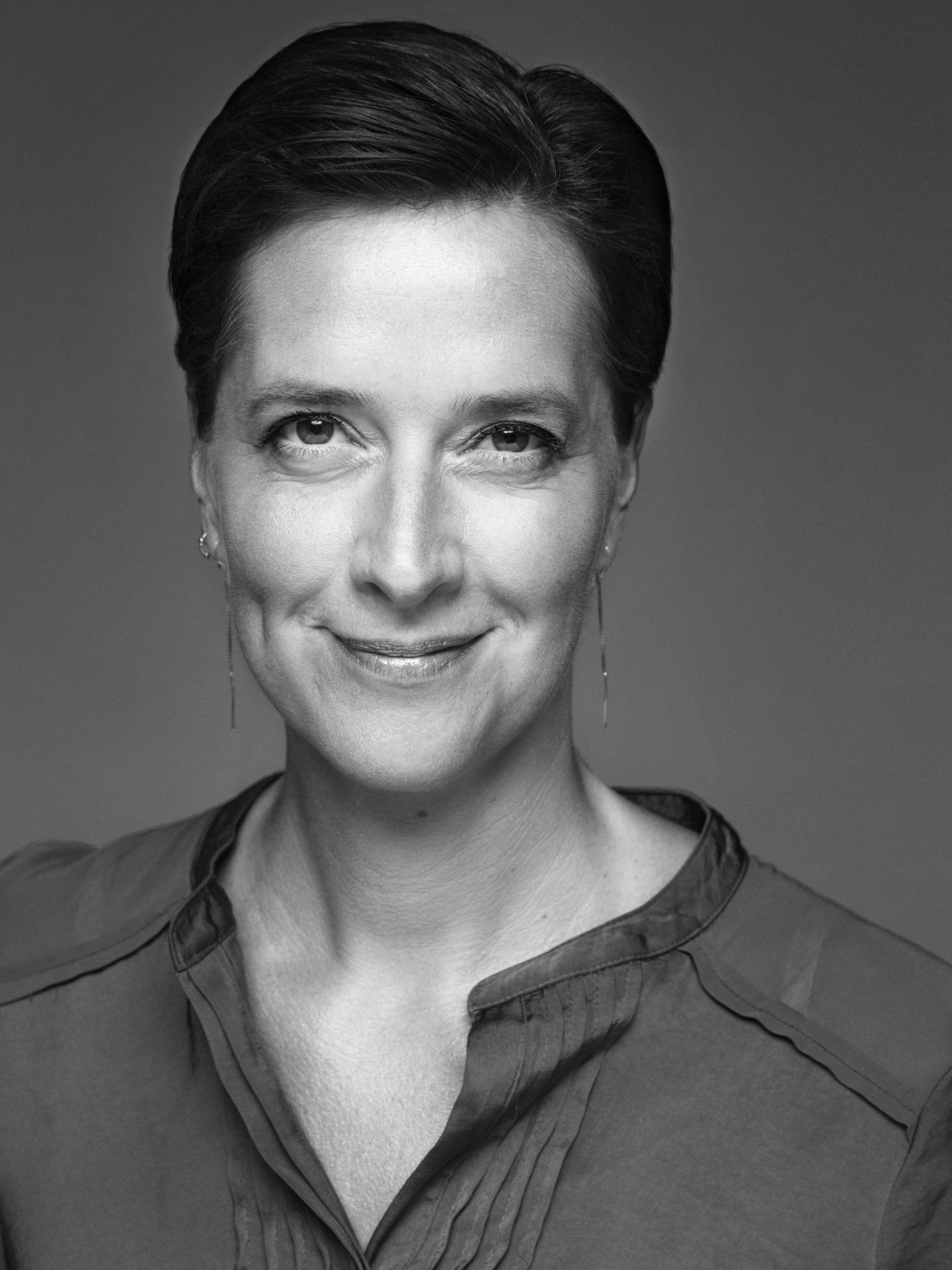 Josephine Selander ler mot kameran