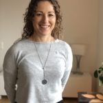 Magdalena Thelander ler mot kameran
