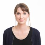 Sofia Viotti ler mot kameran