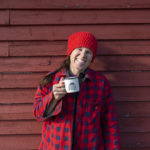 Sofie Lantto ler mot kameran