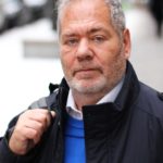 Stefan Einhorn ler mot kameran