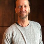 jOjo Norell ler mot kameran