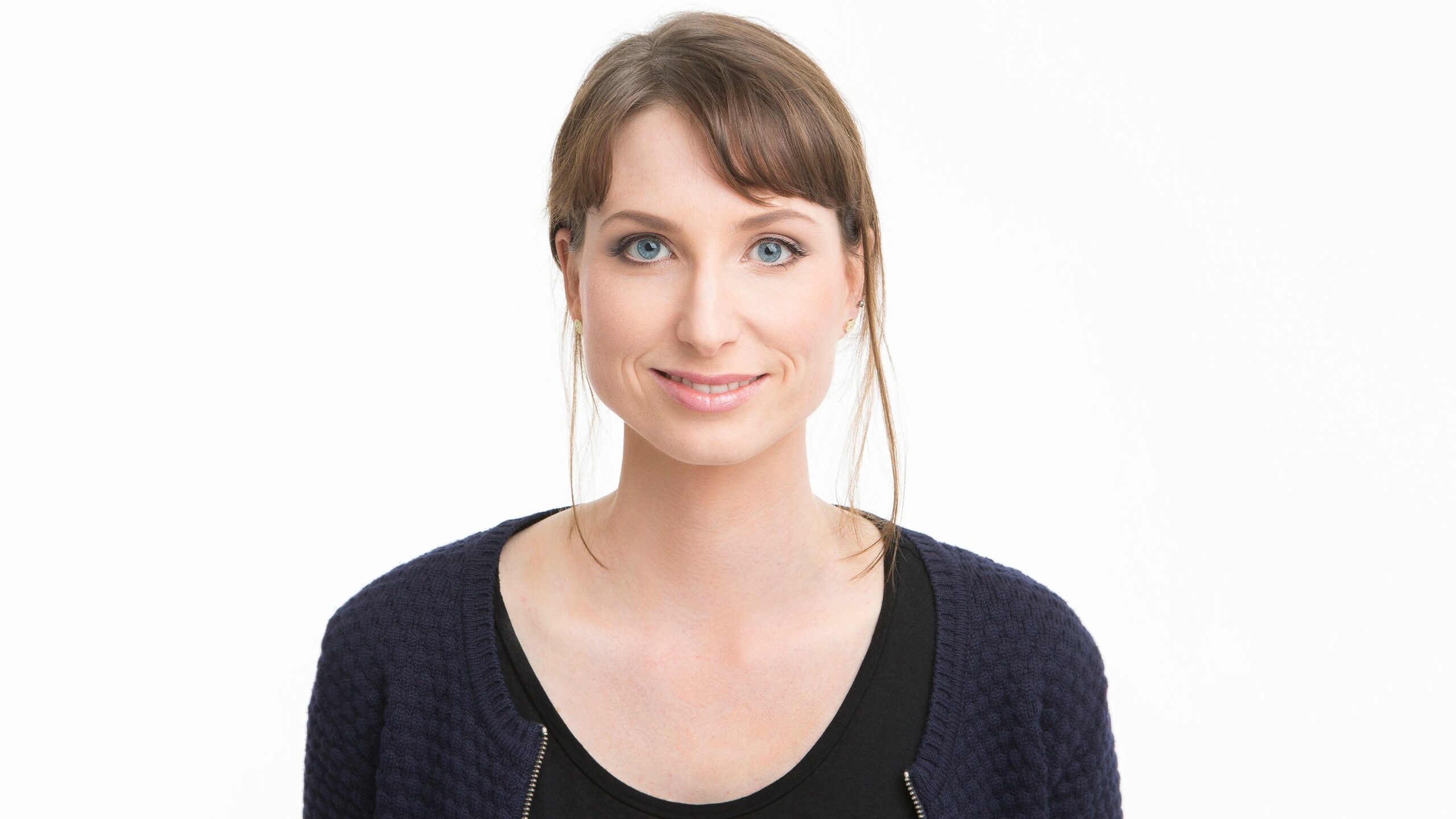 Sofia Viotti ler mot kameran